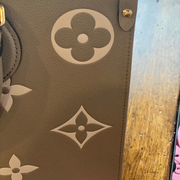 Authentic Louis Vuitton Onthego Dove/Creme New MM - Picture 3 of 11